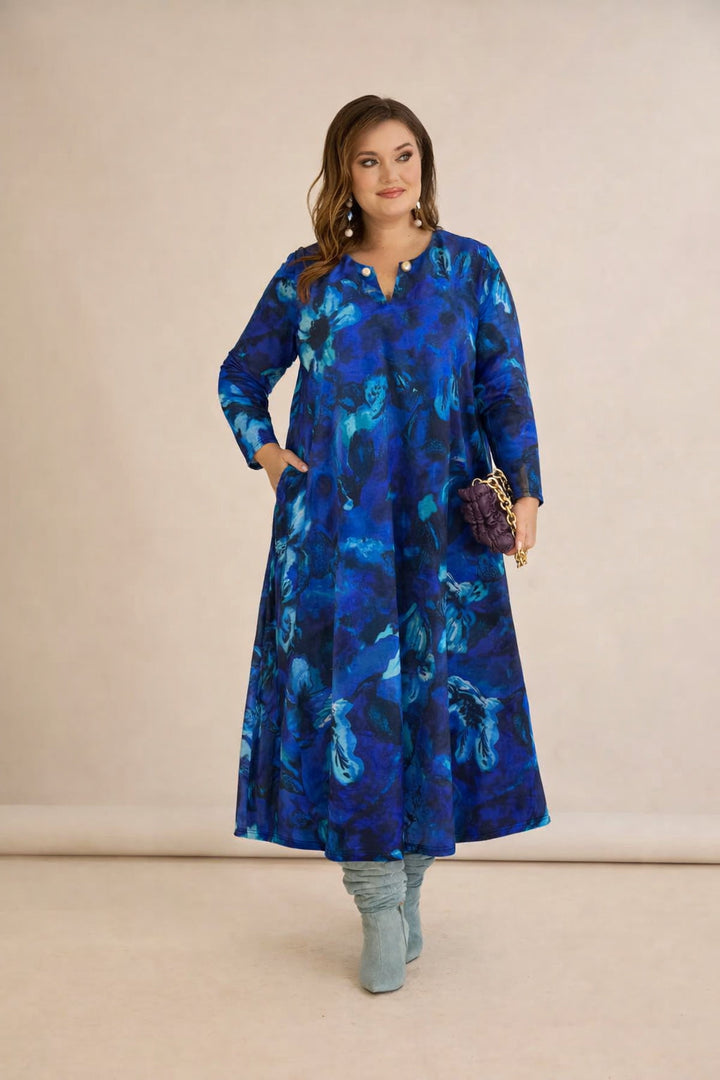 Duga haljina A-kroja s efektivnim brošem u plavoj boji