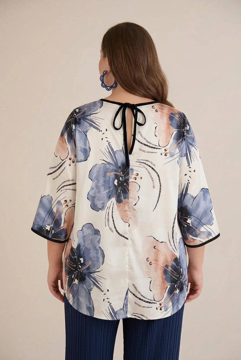 Bluza kratkih rukava s naglaskom na leđima – plavi cvjetni uzorak