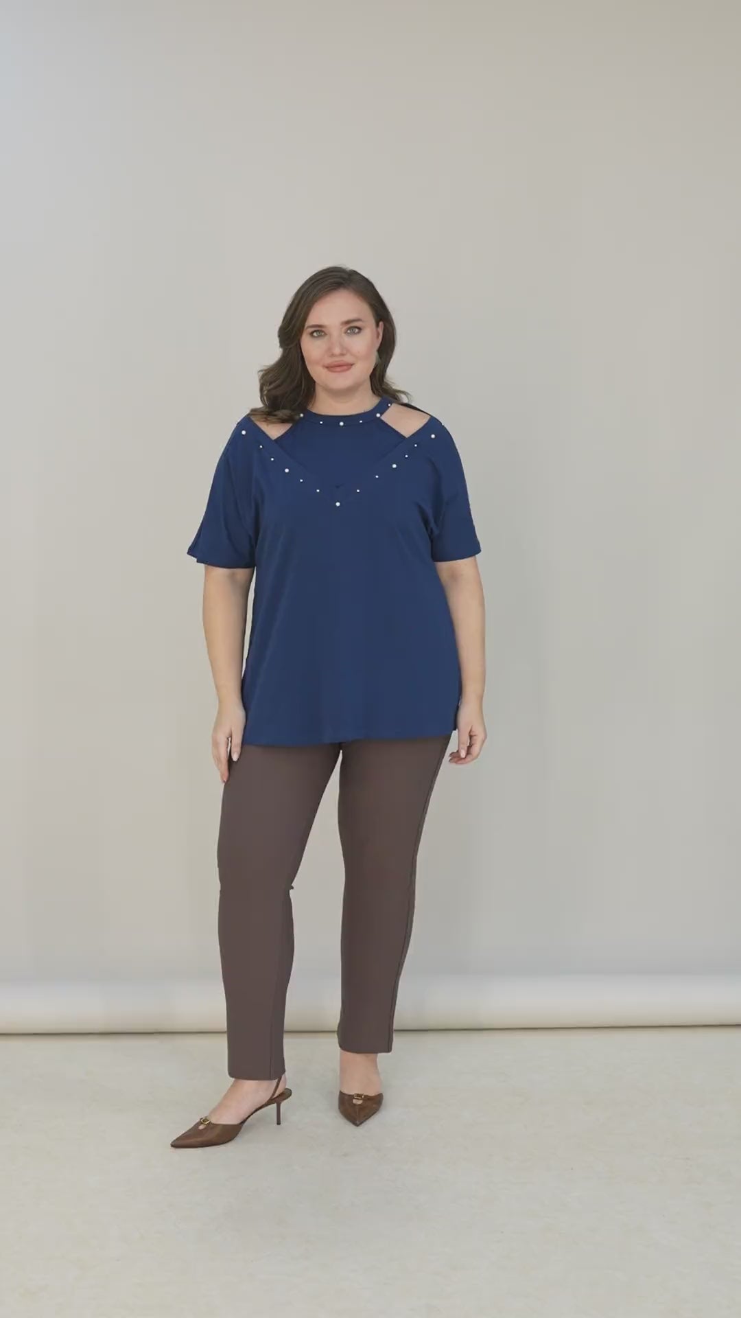 Plus size pamučna bluza s atraktivnim izrezom i perlama – Plava