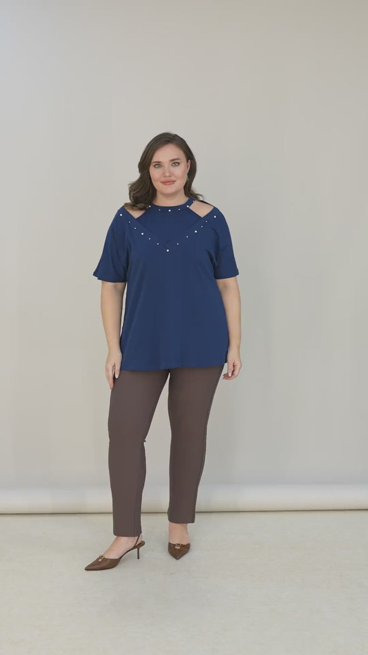 Plus size pamučna bluza s atraktivnim izrezom i perlama – Plava