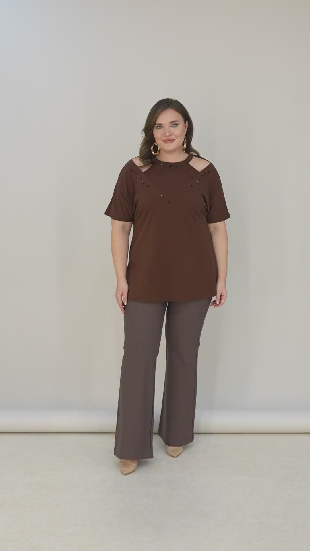 Plus size pamučna bluza s perlama i atraktivnim izrezom – Boja čokolade