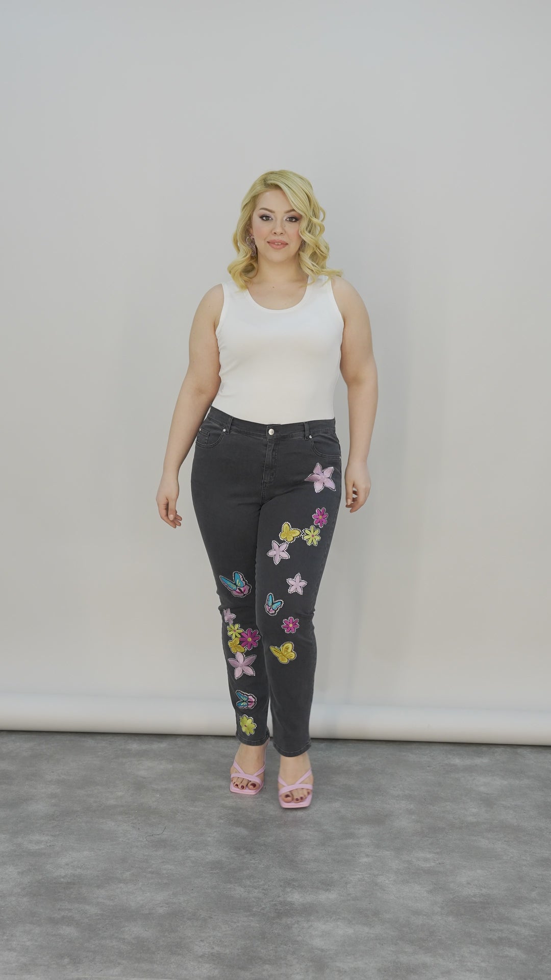 Elastične traperice s vezom i kamenčićima