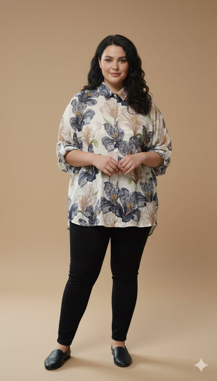 Elegantna košulja s cvjetnim printom u crnoj boji